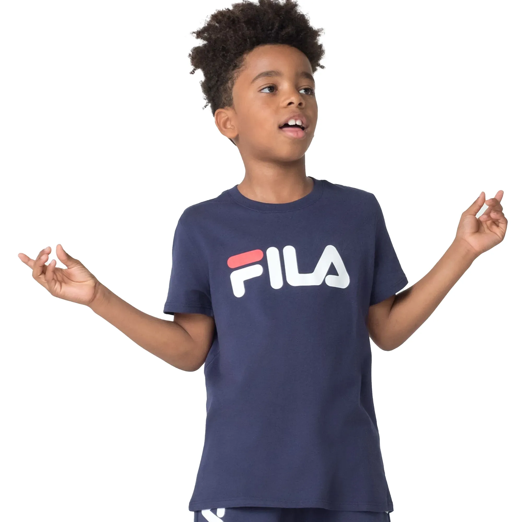 Menino vestindo camiseta juvenil Fila marinho em fundo branco